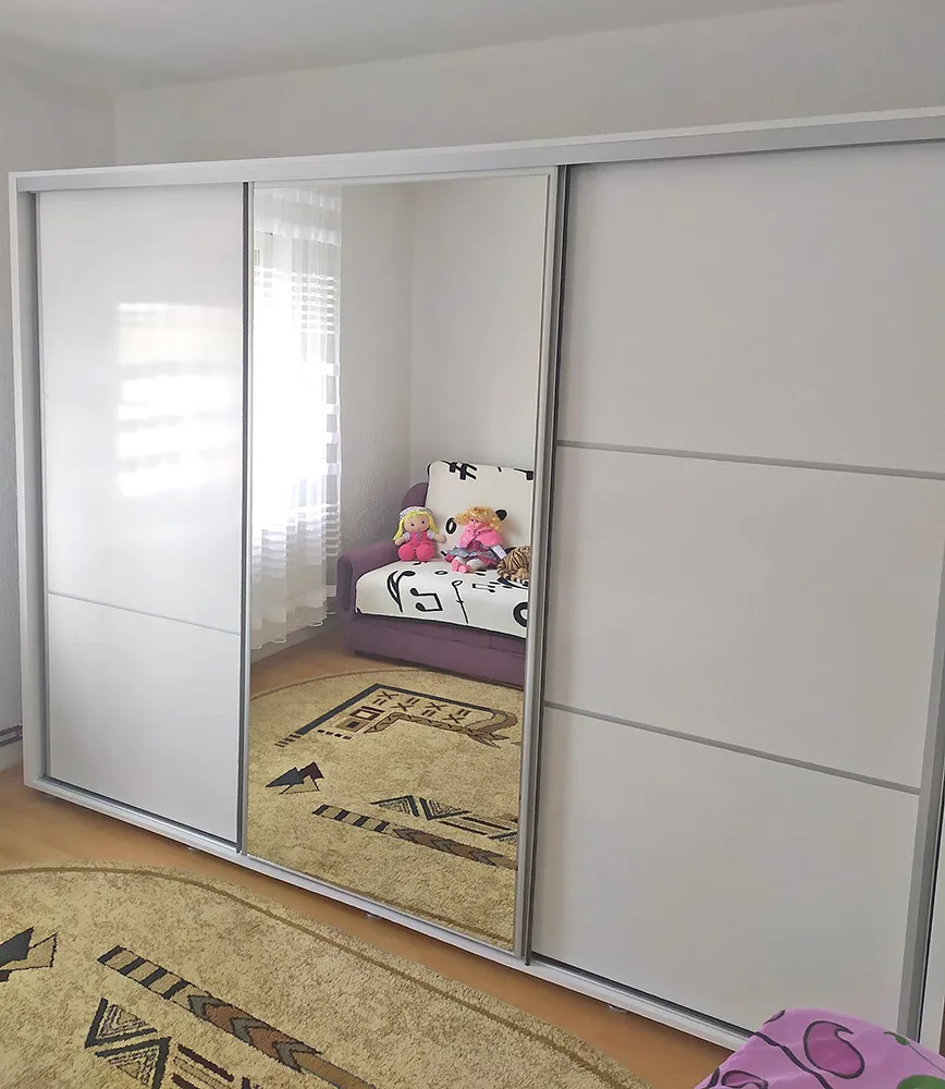 Plakar sa kliznim vratima